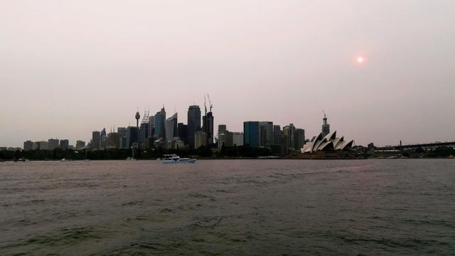 Die rote Sonne über der Sydney Skyline. 