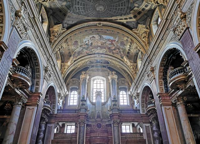 Orgel, darunter eine Uhr.