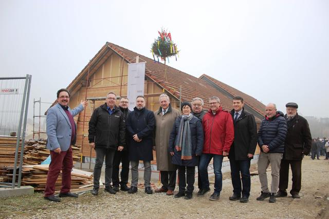 Stolz auf den Baufortschritt: Bgm. Erich Wahl (St. Georgen), Bgm. Christian Aufreiter (Langenstein), Markus Larndorfer, Andreas Derntl, Landtagspräsident Viktor Sigl, Andrea Wahl, Franz Haslinger, Walter Hofstätter, Manfred Hinterdorfer, Christoph Freudenthaler, Peter Vogtenhuber.