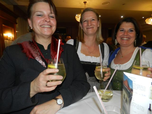 Barbara Heindl, Christa Puschitz, Andrea  Schinnerl,

Hatten eine gelungene gemeinsame Ballnacht