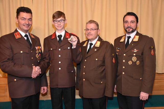 Philip Leinmüller - Jugend-Leistungsabzeichen in Gold - mit Josef Kastenhofer, Stephan Prinz und Eduard Payreder. | Foto: Zinterhof