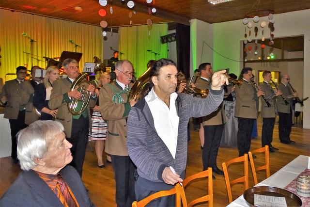 Hannes Loibl dirigiert die Wünsche der durstigen Gäste.    Die Musik spielt dazu. | Foto: RAXmedia