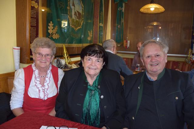Die Senioren Ortsgruppe Granitztal mit ihrer Obfrau Anna-Elisabeth Trettenbrein (mitte) luden zum Kärntner Ball