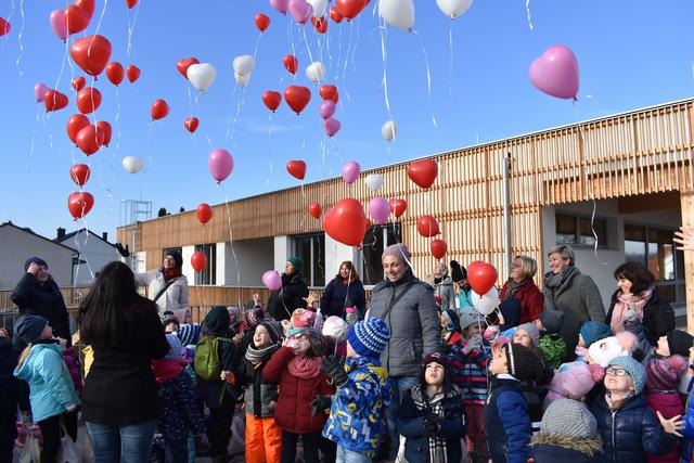 Die Kinder durften anlässlich der Eröffnung bunte Luftballons in den blauen Himmel steigen lassen
