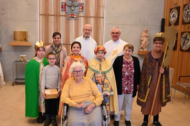 Anna Krapfenbauer, Paul Krapfenbauer, Pflegedienstleiterin Marion Wirth, Florina Wirth, Bewohnerin Pauline Harrauer, Pfarrer Bernhard Schelpe, Konstantin Eder, Diakon Heinz Horst Meyer, Bewohnerin Maria Pollak und Sternträger Lenard Wirth