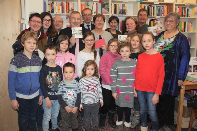 Im Bild hinten: Leiterin der Bibliothek Katharina Köstler, Clarissa Antl, Pfarrer Mag. Zdzislaw Stwora, GR Herwig Daucher, Vzbgm. Josef Stöckelmayer, GfGR Susanne Wohner, GR Dr. Susanne Nanut, Gabriele Scharrer- List, Bgm. Ernst Bauer, Märchenerzählerin Ursula Kiffmann und junge Besucher