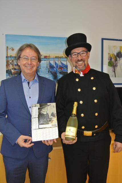 Rauchfangkehrermeister Norbert Giefing überbrachte in traditioneller Montur Glück und einen Kalender an Bezirkshauptmann Werner Zechmeister | Foto: BH MA