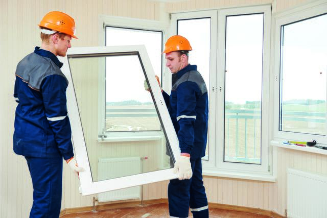 Beim Einbau der Fenster sollte man idealerweise professionelle Hilfe holen.