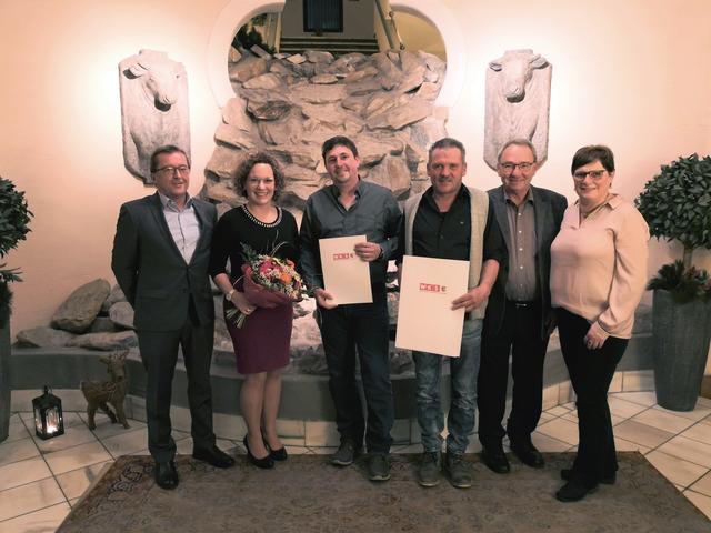 V. li.: WKS-Bezirksstellenleiter Franz Lüftenegger, Chefin Elisabeth Kalb-Hubauer, die Geehrten Jürgen Ofner sowie Michael Bancher, und die Chefleute Leonhard und Sonja Kalb.