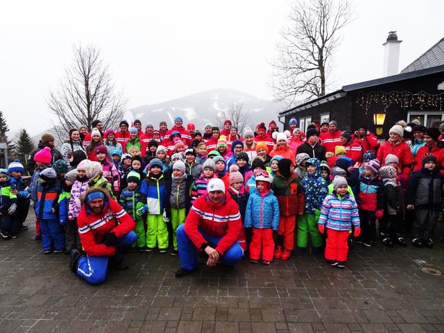 Gemeinsames Gruppenfoto der Skikursteilnehmer mit ESV-Obmann Daniel Schmid (vorne Mitte).