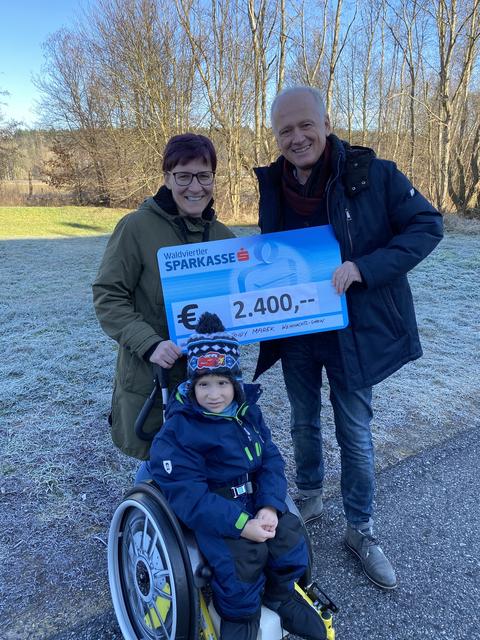 Andy Marek übergab 2.400 Euro an Thimo und Susanne Widhalm. Durch die Bezirksblätter-Aktion "Wir helfen" wurde Marek auf das Schicksal der beiden aufmerksam.