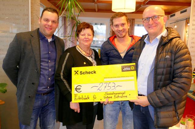 Sprengel Geschäftsführer Alexander Ganster, GR Burgi Neuschmid (Erler Sozialausschuss), "Erler Bäck" Martin Maier und Sprengel Obmann Franz Bittersam bei der Spendenübergabe.