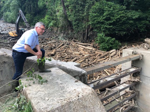 Landesrat Josef Schwaiger macht hier gerade einen Lokalaugenschein; Schauort ist in diesem Fall Uttendorf im Pinzgau.
