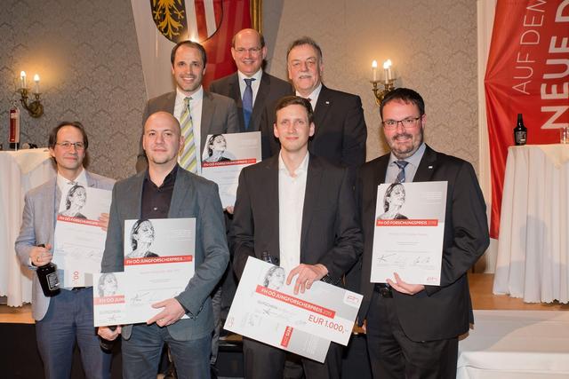 Die Gewinner des Forscherpreises der FH Oberösterreich mit den Gratulanten inklusive dem Preisträger aus Hagenberg, Stefan Wagner (vorne, rechts).  | Foto: B.Plank-imbilde.at