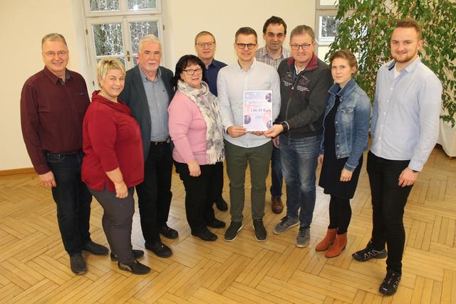 Bürgermeister Josef Waltl und die LAW-Gemeinderäte freuen sich über den Spendenbetrag von 1.143,97 Euro, die in den Sozialtopf der Marktgemeinde Wies fließen. | Foto: Waltl