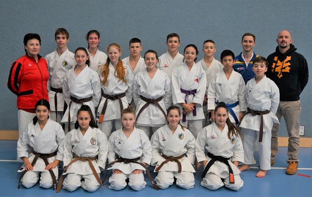 Bundestrainerin Marianne Kellner (links außen) und Karate Austria - Sportdirektor Martin Kremser (rechts außen) sowie Karate NÖ - Landestrainer Michael Kompek (2. v.r.) mit dem Kata-Jugend-Nationalteam: Sportlerinnen aus Wien, NÖ, OÖ, Salzburg und dem Burgenland. | Foto: Kellner/Karate Nö