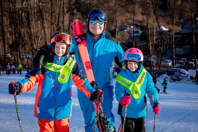 Skilehrer Gerhard "Faxe" Striednig mit Valentin und Johanna Kopeinig
