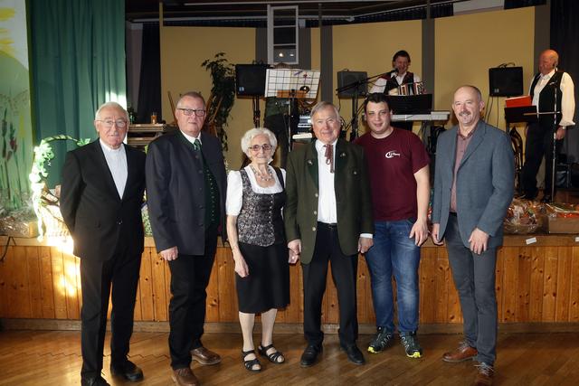 Seniorenbundobfrau Ernestine Jeindl begrüßte auch zahlreiche Ehrengäste beim gelungenen Ball im Kulturhaus.