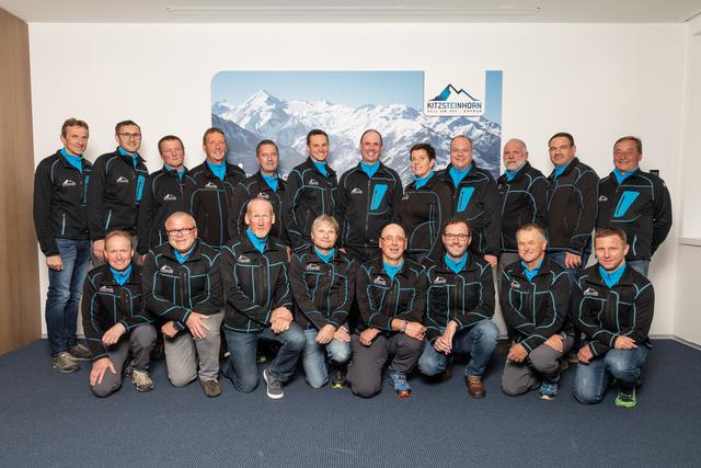 Kitzsteinhorn Mitarbeiter-Ehrung 2019:
(hinten v.l.) Prok. Günther Brennsteiner, Prok. Thomas Maierhofer, Anton Innerhofer, Josef Eder, Christian Kühn, Wolfgang Lemberger, Vorstand Norbert Karlsböck, Elfi Buchner, Walter Bacher, Otmar Haas, Johannes Bacher, Prok. Albert Rattensperger (vorne v.l.) Hans-Peter Knapp, Christian Kröll, Günter Lechner, Anton Eder, Christian Mühlthaler, Ingo Steiner, Adam Rieder, Thomas Obwaller