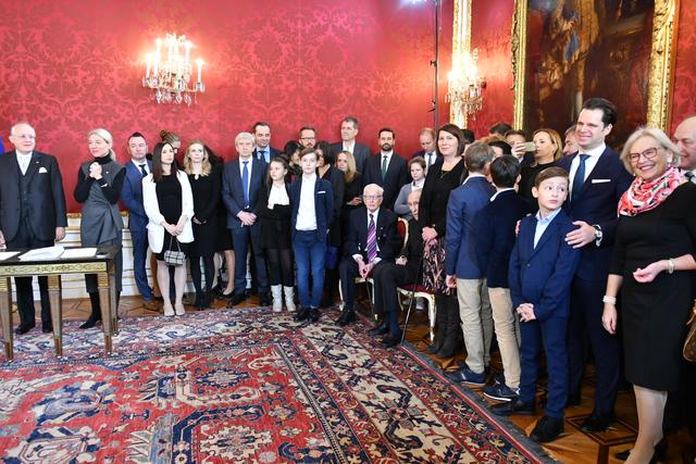 Der Saal in der Präsidentschaftskanzlei ist schon gut gefüllt, gleich geht es mit der Angelobung der Regierung Kurz II los.