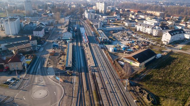 Die Modernisierung des Bahnhofes in Braunau soll bis Sommer abgeschlossen sein. Bild vom Jänner 2020.