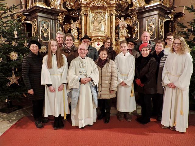 Prälat Rupert Kroisleitner im Kreis der Verantwortlichen für die Christmette in Maria Lebing. | Foto: KK