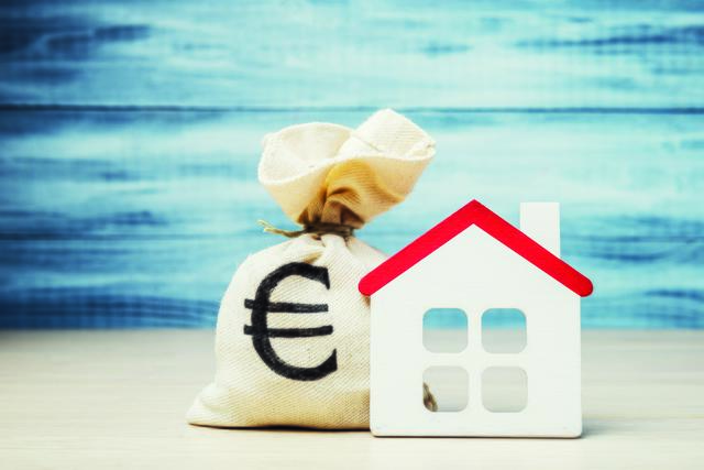Der Bau eines Hauses kostet viel Geld. Daher ist es sinnvoll sich vorab über die Möglichkeiten von Förderungen beraten zu lassen.