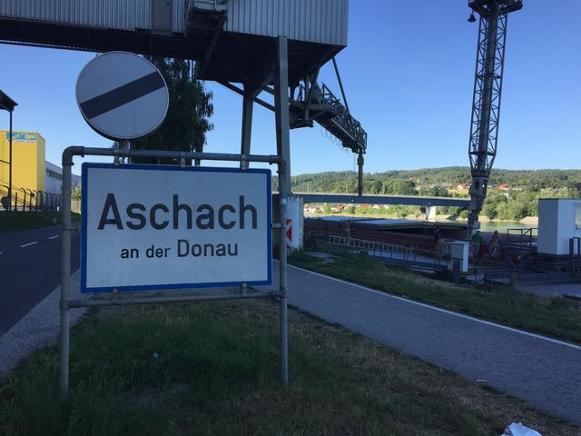 In Aschach stahl das Trio auch eine Ortstafel. | Foto: BRS