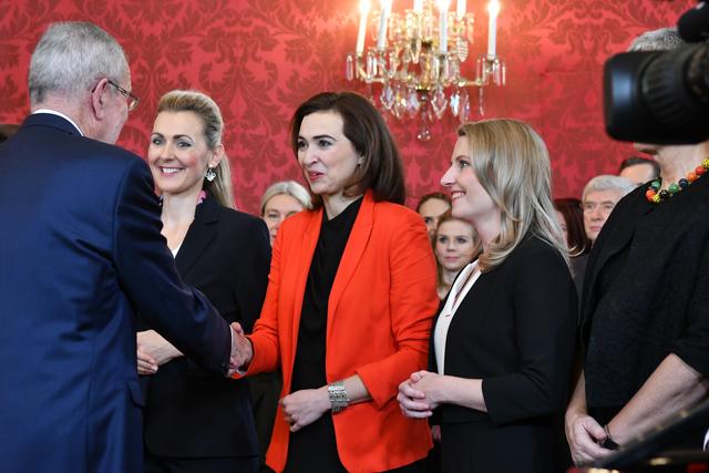Alma Zadic bei der Angelobung mit Bundespräsident Van der Bellen.
