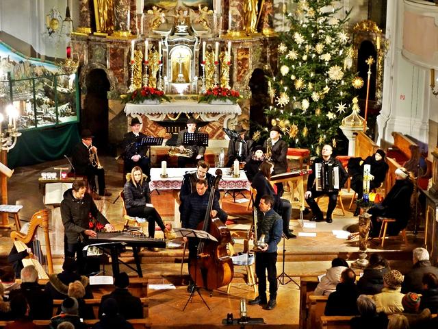Einige mitwirkende Musik- und Gesangsgruppen.