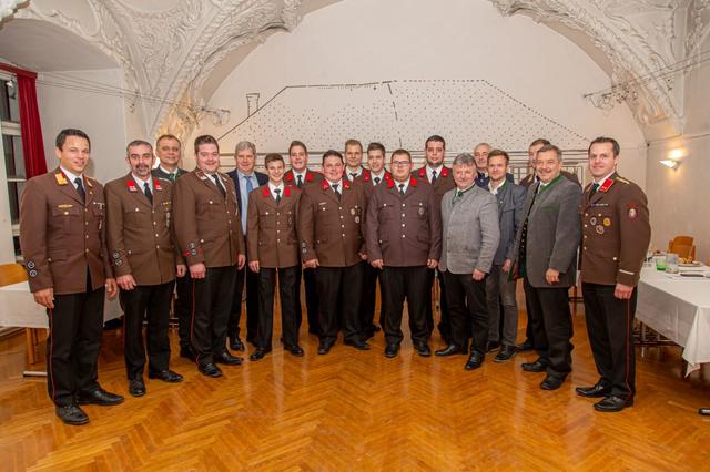 Die angelobten und beförderten Mitglieder der Feuerwehr Pöllau im Kreis der Ehrengäste, an der Spitze LAbg. Hubert Lang.