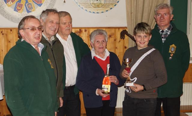 Oberschützenmeister Alexander Buchegger, Leopold Schöfmann (3.), Manfred Nowak (2.), Schützenkönigin Katharina Nowak, Jugendsieger Mathias Klose und Schützenmeister Johann Kriechenbaum nach dem erfolgreichen Dreikönigsschießen. | Foto: Schützengesellschaft Neunkirchen