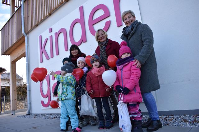 Kindergartenleiterin Doris Handler, Bürgermeisterin Ingrid Salamon und Stadträtin Claudia Schlager mit Kindern vor dem neuen Kindergarten in der Hochstraße