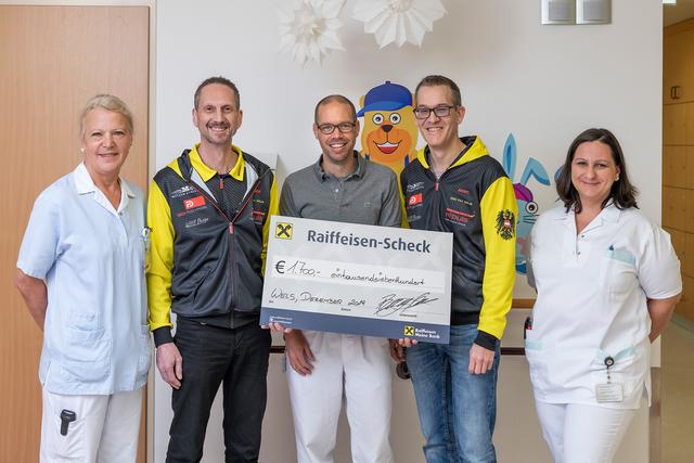 Großzügige Scheckübergabe an die Kinderstation des Klinikum Wels-Grieskirchen (v.l.n.r.): Stationsleiterin Christine Klostermann, Gernot Bergen, stv. Obmann des DSV 14-1 Wels, Prim. Priv.-Doz. Dr. Walter Bonfig, Leiter der Abteilung für Kinder- und Jugendheilkunde am Klinikum Wels-Grieskirchen, Robert Scherzer, Obmann des DSV 14-1 Wels und Klinikum-Sonderkindergartenpädagogin Iris Aschinger.