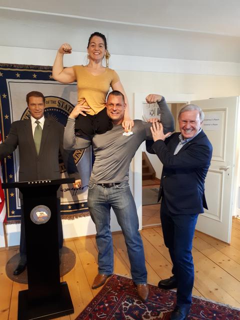 Zu Besuch im Arnold-Schwarzenegger-Museum in Thal: Jen Bricker und Klaus Drescher