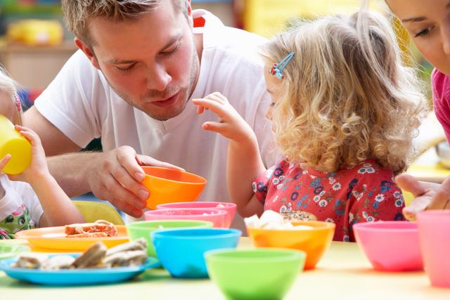 Männliche Elementarpädagogen sind nach wie vor selten. | Foto: Fotolia/micromonkey