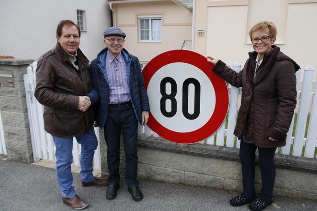 Ein großes 80er-Schild zierte anlässlich des Geburtstages von Hans Jünemann den Gartenzaun der Familie | Foto: Marktgemeinde Wiesen