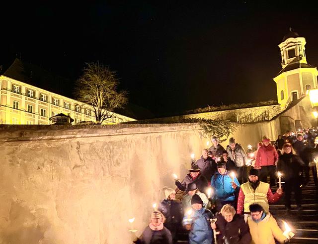 Bei Fackelschein ging es zur Rauhnachtwanderung von St. Stefan ob Stainz in das Zentrum von Stainz, nämlich über die Schlosstiege.