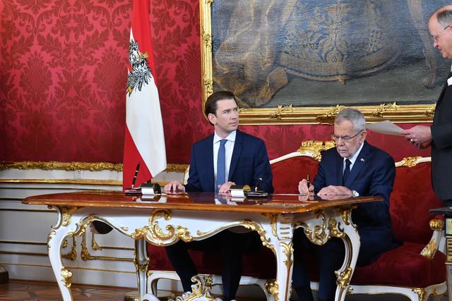 Kurz und Van der Bellen unterzeichnen die Urkunden für die anzugelobenden Minister.