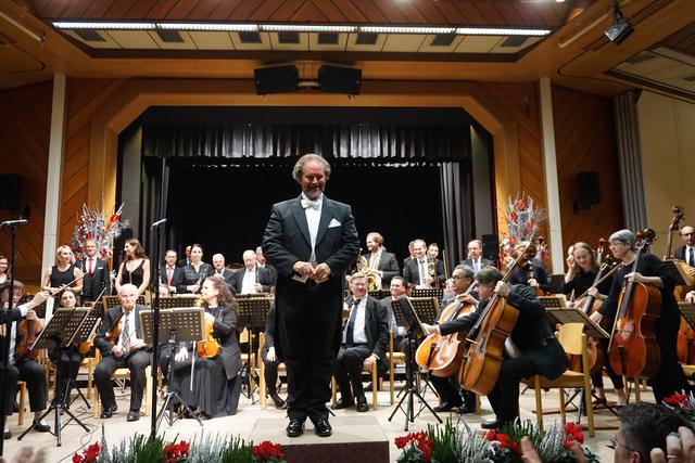 Musikschuldirektor Alfred Reiter dirigerte zum fünten Mal das Neujahrskonzert.
