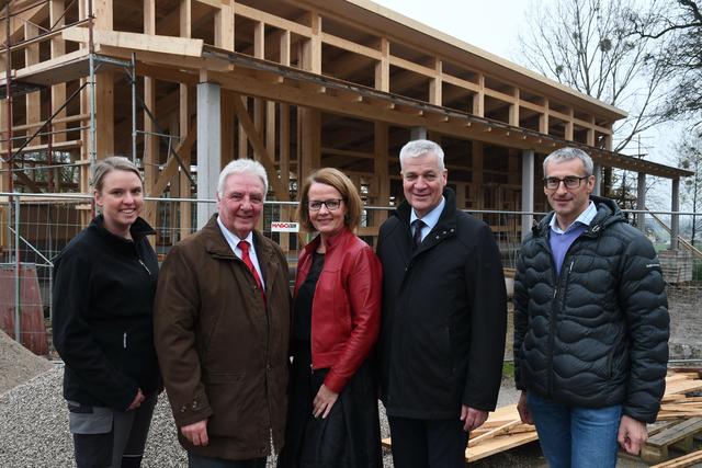 Fachlehrerin C. Innerhuber, Direktor G. Altrichter, Landesrätin C. Teschl-Hofmeister, Abgeordneter A. Kasser, Fachlehrer J. Reiterlehner.