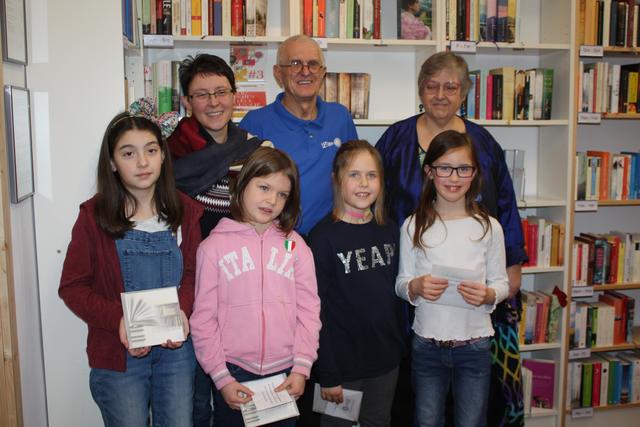 Vorne von links: Andrea Köstler, Katharina Antl, Lena Albrecht, Mia Lehner
Hinten von links: Leiterin Katharina Köstler, Bibliothekar Franz Köstler, Märchenursula Ursula Kiffmann