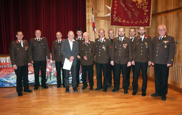 Die Geehrten mit Kdt. Christian Mayer, AFK Heinz Haim, Kdt. Stv. Thomas Schönherr, Bgm. Wolfgang Jörg und BFK Hermann Wolf (v.l.).
