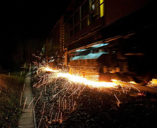 Die Schienen werden geschliffen, damit werden die Züge leiser. | Foto: ÖBB Knaus