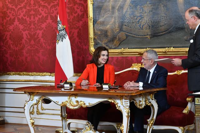 Alma Zadic bei der Angelobung mit Bundespräsident Van der Bellen.