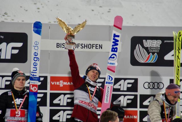 Am Ende durfte Dawid Kubacki im Auslauf von Bischofshofen die goldene Adlertrophäe in die Luft stemmen. | Foto: Alexander Holzmann
