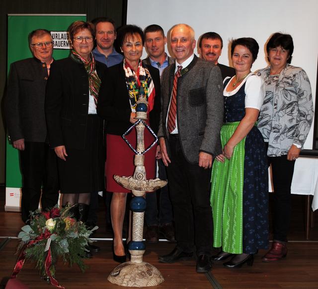 Barbara Wenigwieser (4.v.l.) erhielt vom Vorstand zum Abschied eine Skulptur aus der Töpferei Leopoldschlag.