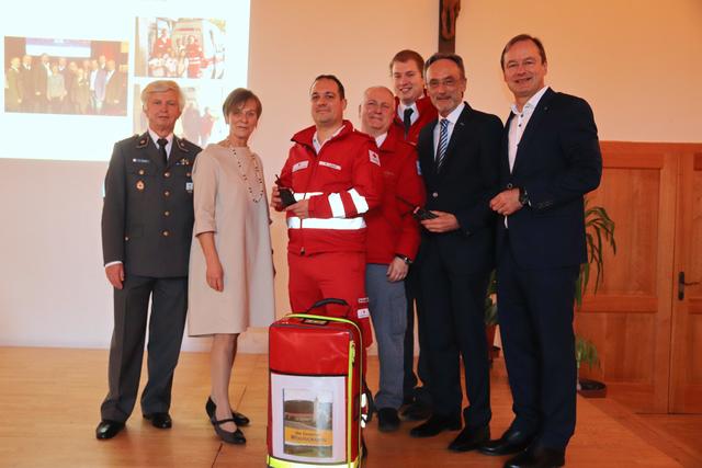 Überreichung des First Responder Rucksacks an Ersthelfer Florian Lutsch.