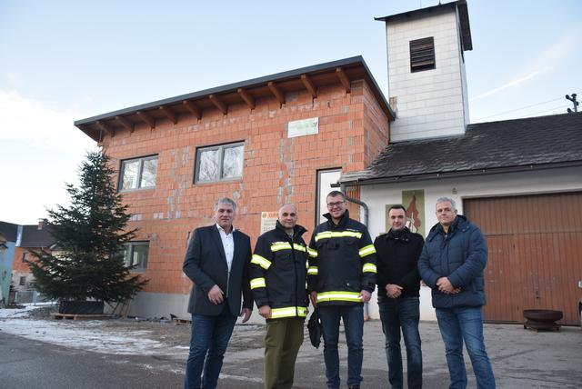 Von links: Bürgermeister Stefan Weißenböck, Feuerwehrkommandant Markus Lengauer, Feuerwehrkommandant-Stellvertreter Michael Weißenböck, Gemeindevorstand Franz Punz und Stefan Klambauer.