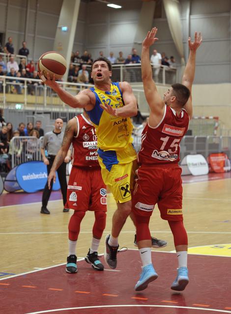 Florian Trmal war in diesem Spiel das "Zünglein an der Waage". Mit 36 Punkte lieferte er als bester Scorer etliche spielerische Leckerbissen für das Publikum. Das machte sich am Ende mit einem 101:92-Sieg bezahlt.